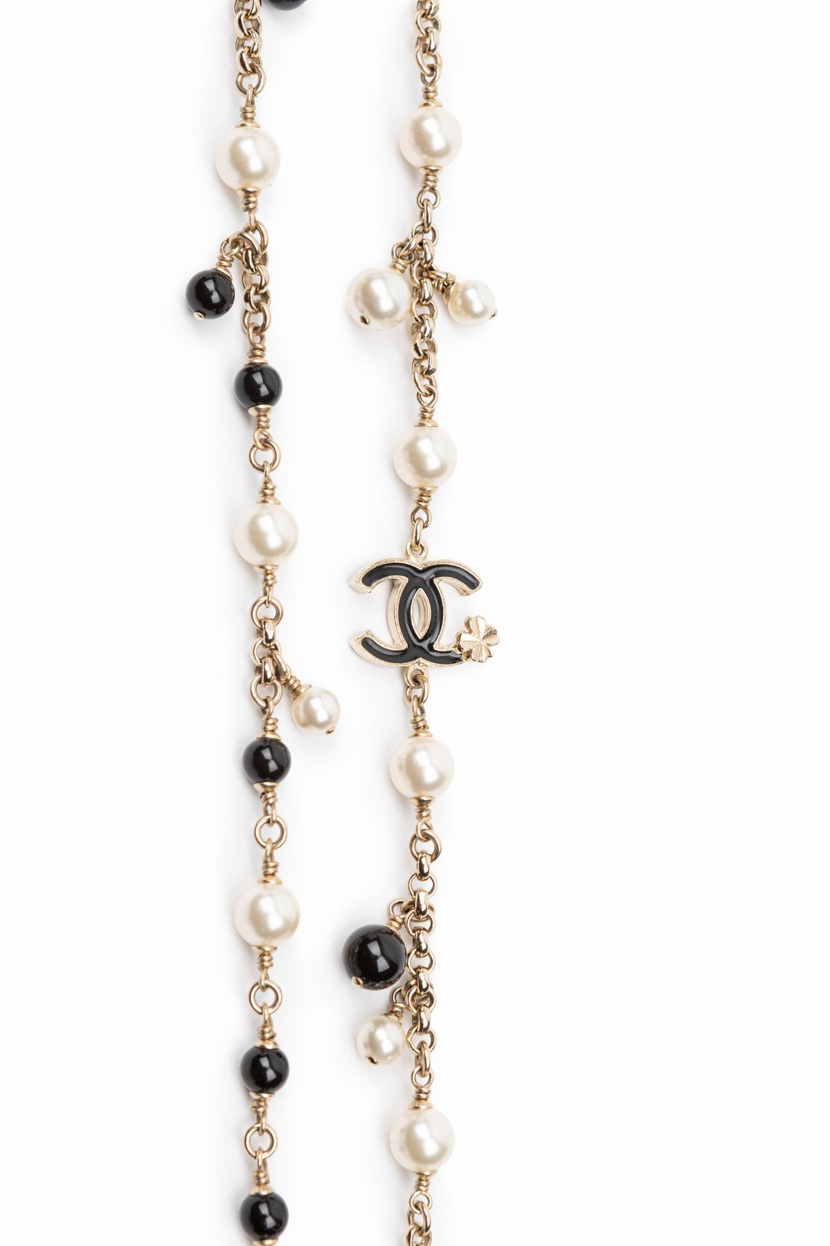 Chanel - Collana lunga in metallo dorato con perle fancy e paste vitree
