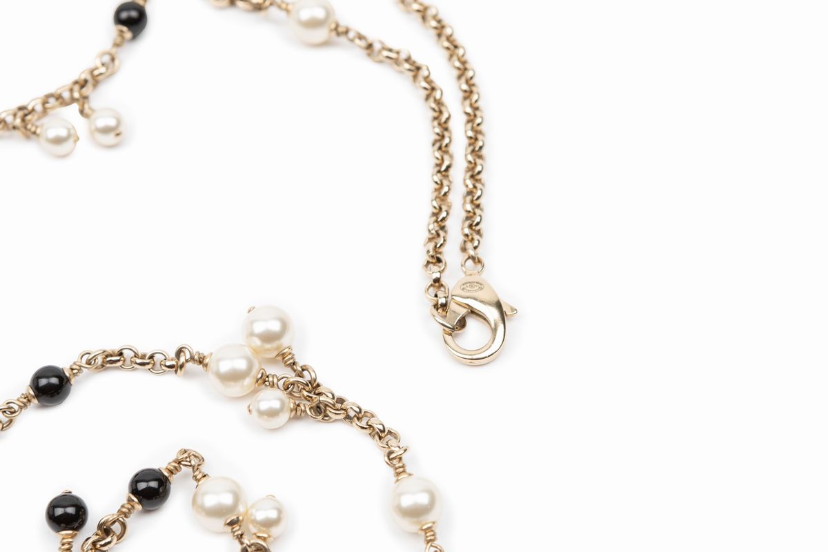 Chanel - Collana lunga in metallo dorato con perle fancy e paste vitree