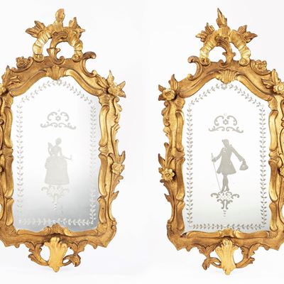 Coppia di ventoline in legno dorato, stile settecentesco, con figure a rilievo