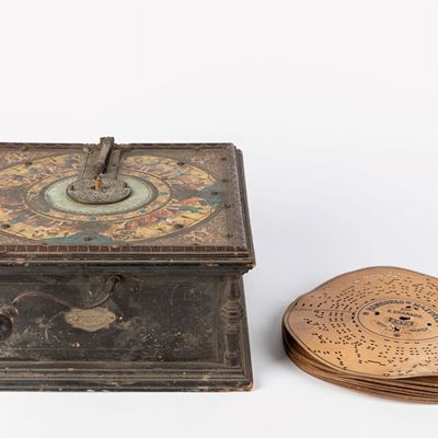 Scatola musicale Ariston, Torino, seconda metà del XIX secolo, decorata con putti musicanti
