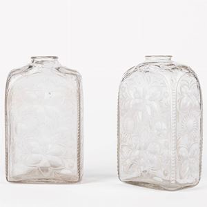 Due antiche bottiglie in vetro decorate con fiori