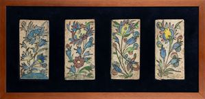 Lotto composto da quattro piastrelle in maiolica policroma, Persia, secolo XIX
