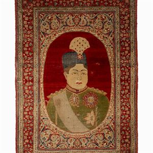 Tappeto persiano in lana con ritratto dello scià Ahmad Shah Qajar, inizi secolo XX