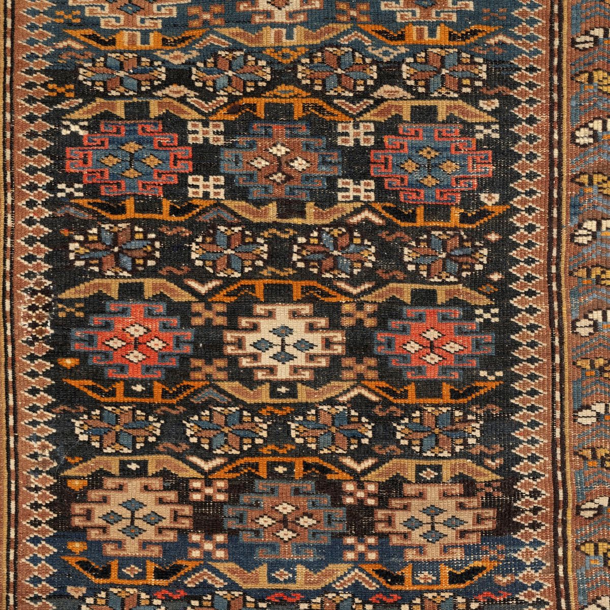Tappeto Caucasico Probabilmente Shirvan a Motivi Geometrici Color Marrone, Blu e Beige, Secolo XX