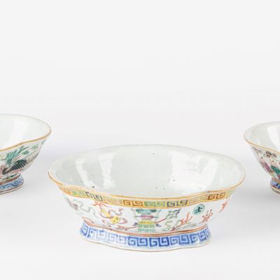 Porcellana, Tre alzatine Famiglia Rosa, Cina, secolo XX
