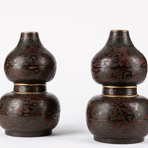 Coppia di vasi a doppia zucca in legno laccato. Cina secolo XX