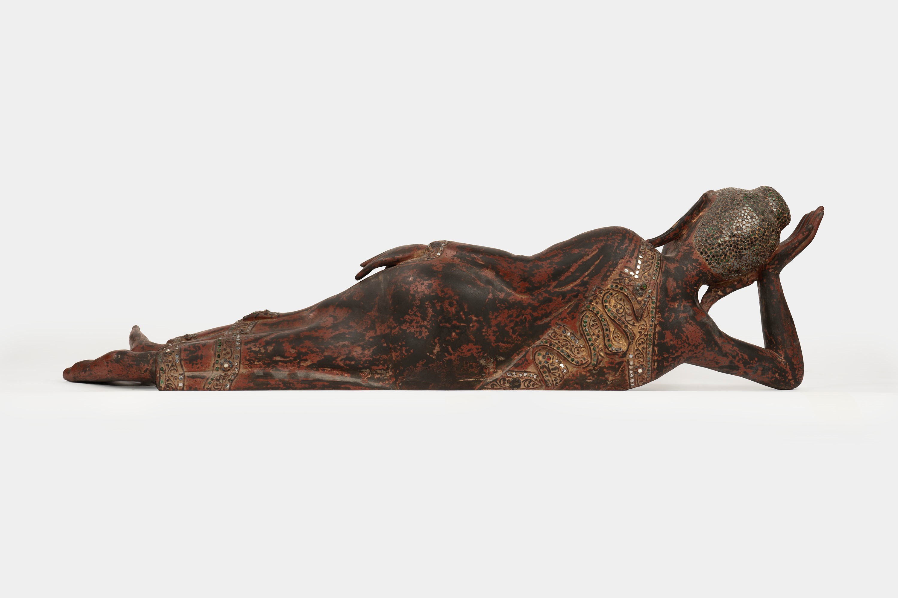 Scultura in Legno Laccato Cinabro Raffigurante Buddha Sdraiato, Birmania, Secoli XIX-XX