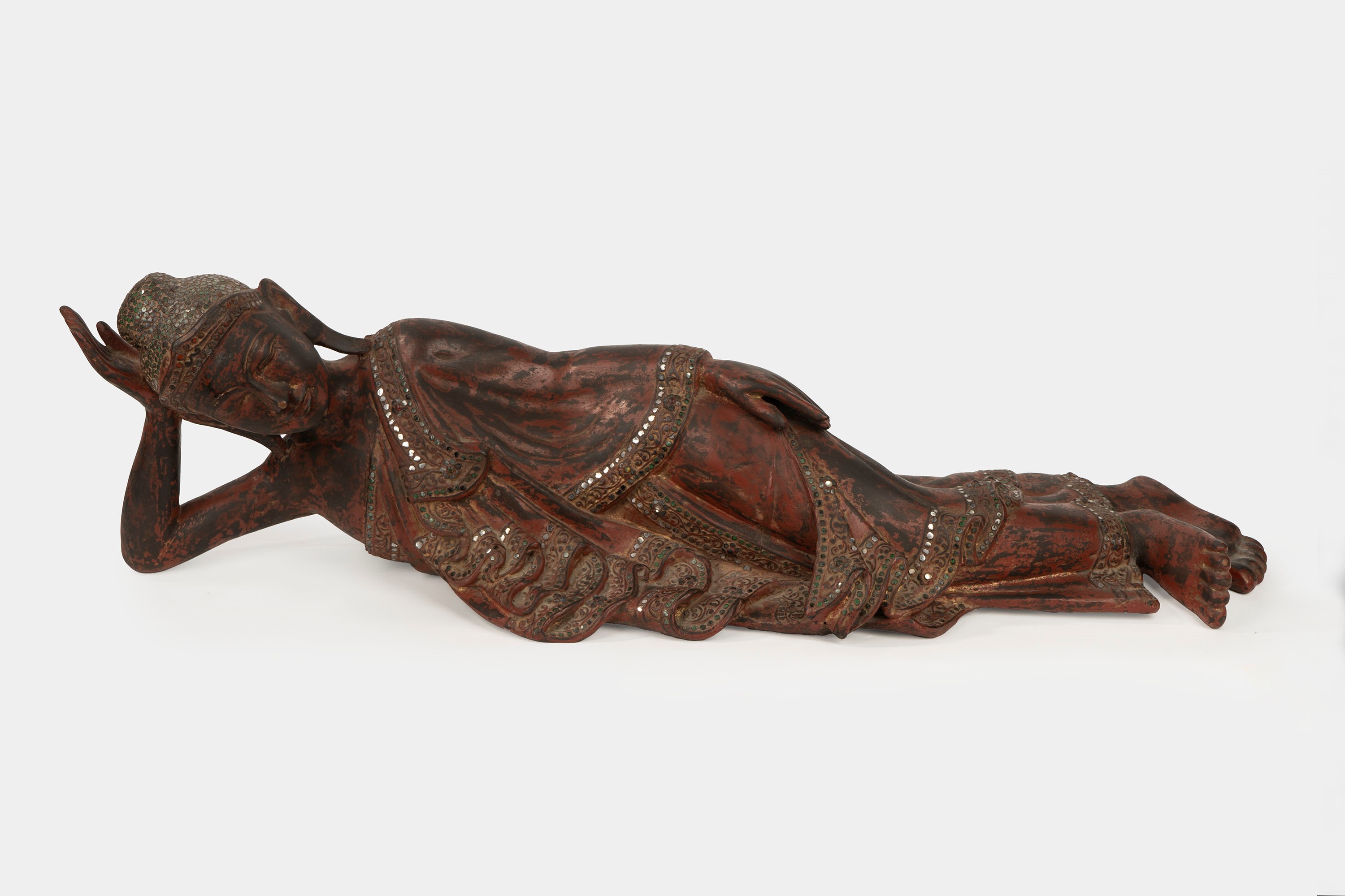 Scultura in Legno Laccato Cinabro Raffigurante Buddha Sdraiato, Birmania, Secoli XIX-XX