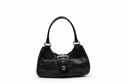 Borsa in pelle nera con dettagli in metallo
