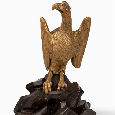 Scultura in Legno Intagliato e Dorato Raffigurante Aquila su Sperone Roccioso a Finto Porfido, Se...