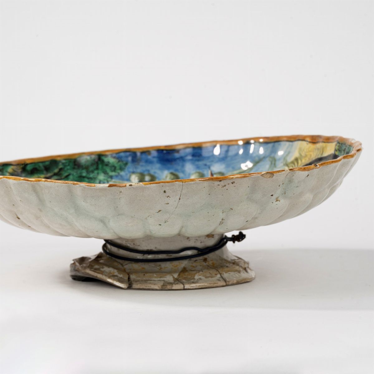 Alzata a Crespina in Maiolica Policroma, Raffigurante i Tre Ebrei nella Fornace Ardente, Secolo X...