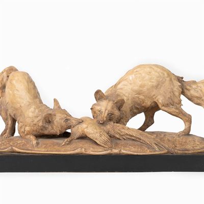 Scultura in Terracotta Raffigurante Due Volpi che Si Contendono un Fagiano, Prima Metà del Secolo...