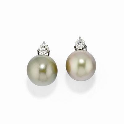 Orecchini in oro bianco brunito 18k con perle coltivate Tahiti e diamanti