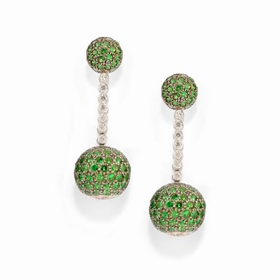 Orecchini pendenti in oro bianco 18k con diamanti e tzavoriti
