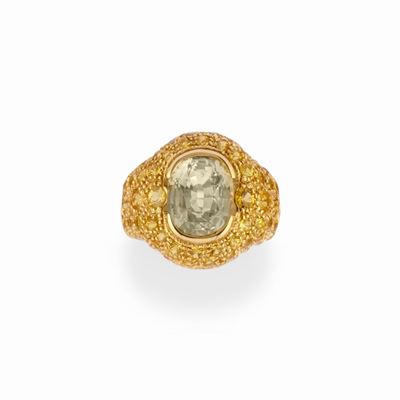 Anello con zaffiri verdi e gialli in oro giallo 18k