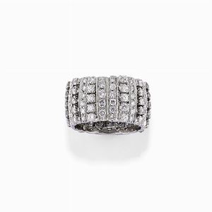 A 18K white gold and diamond ring