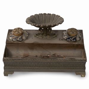 Calamaio in bronzo con due porta inchiostro in vetro, secolo XIX