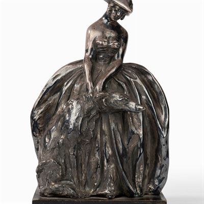 Scultura in Terracotta Ricoperta con Lamina in Rame Argentato Raffigurante Damina con Levriero