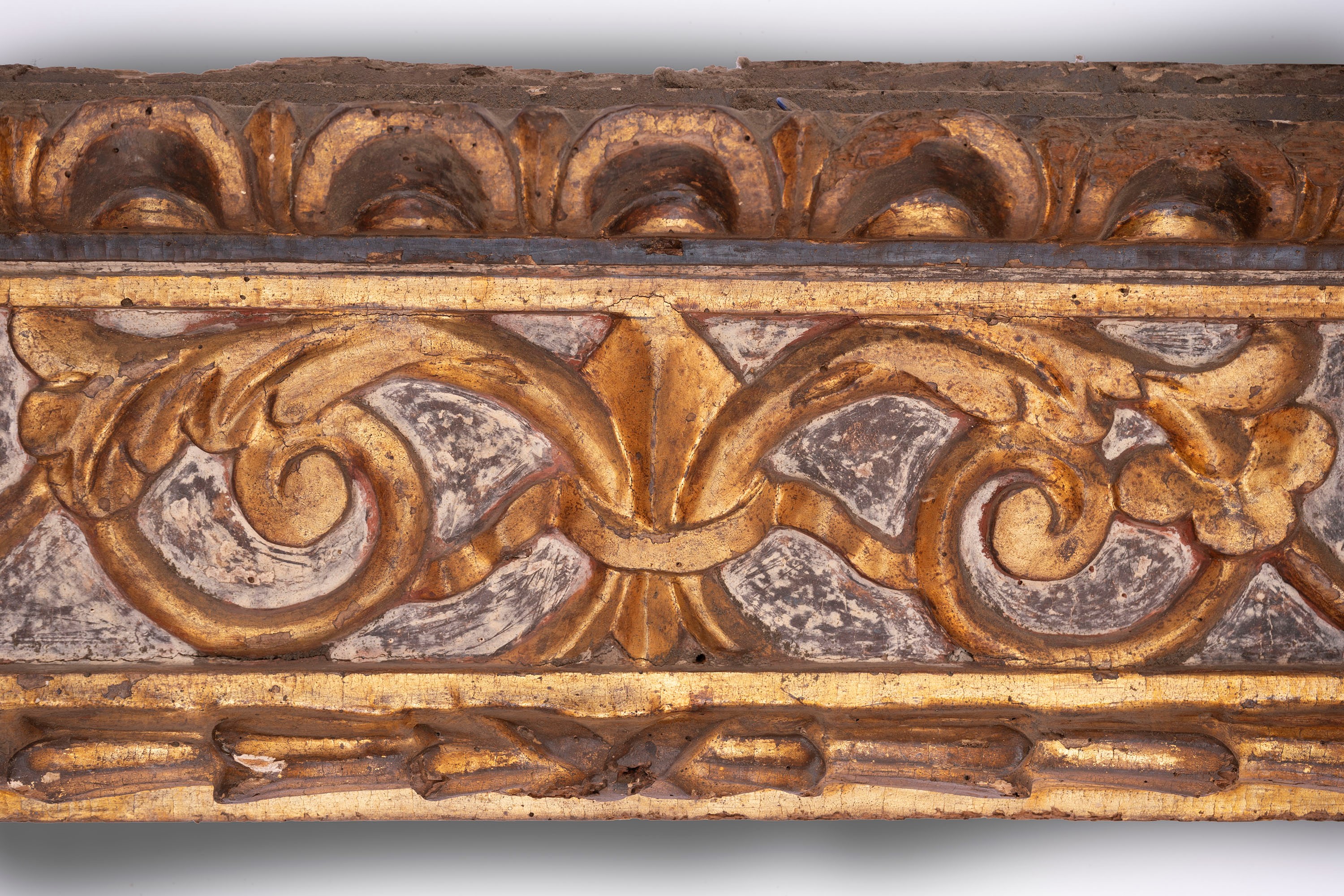 Lotto composto da quattro elementi di una stessa cornice in legno  intagliato e laccato nero e oro, secolo XVII, Incanti d'Arte