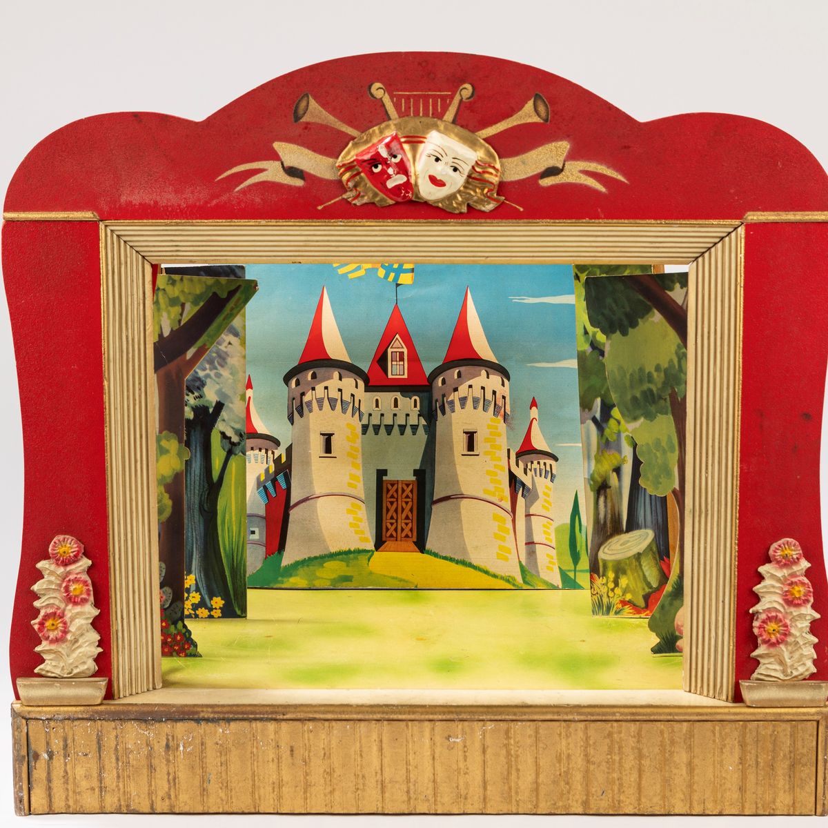 Teatro con marionette, legno e tessuto, dotato di 16 figure