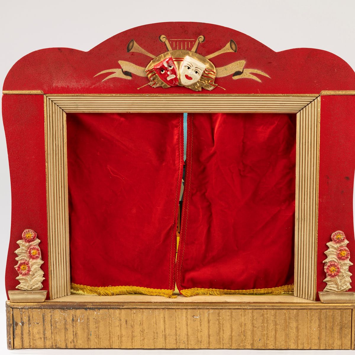 Teatro con marionette, legno e tessuto, dotato di 16 figure