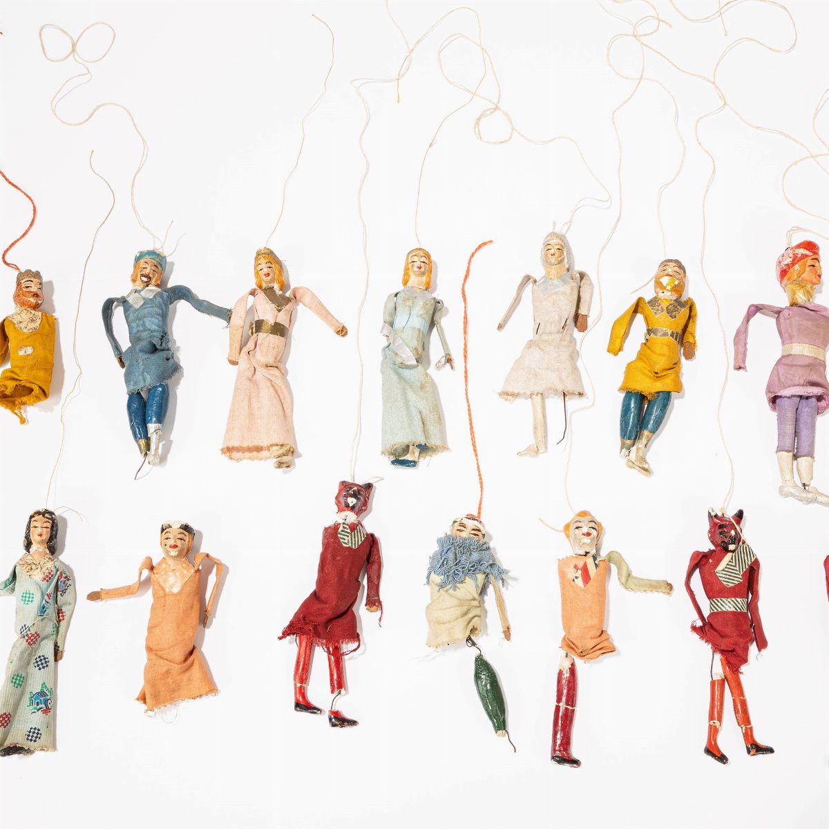 Teatro con marionette, legno e tessuto, dotato di 16 figure