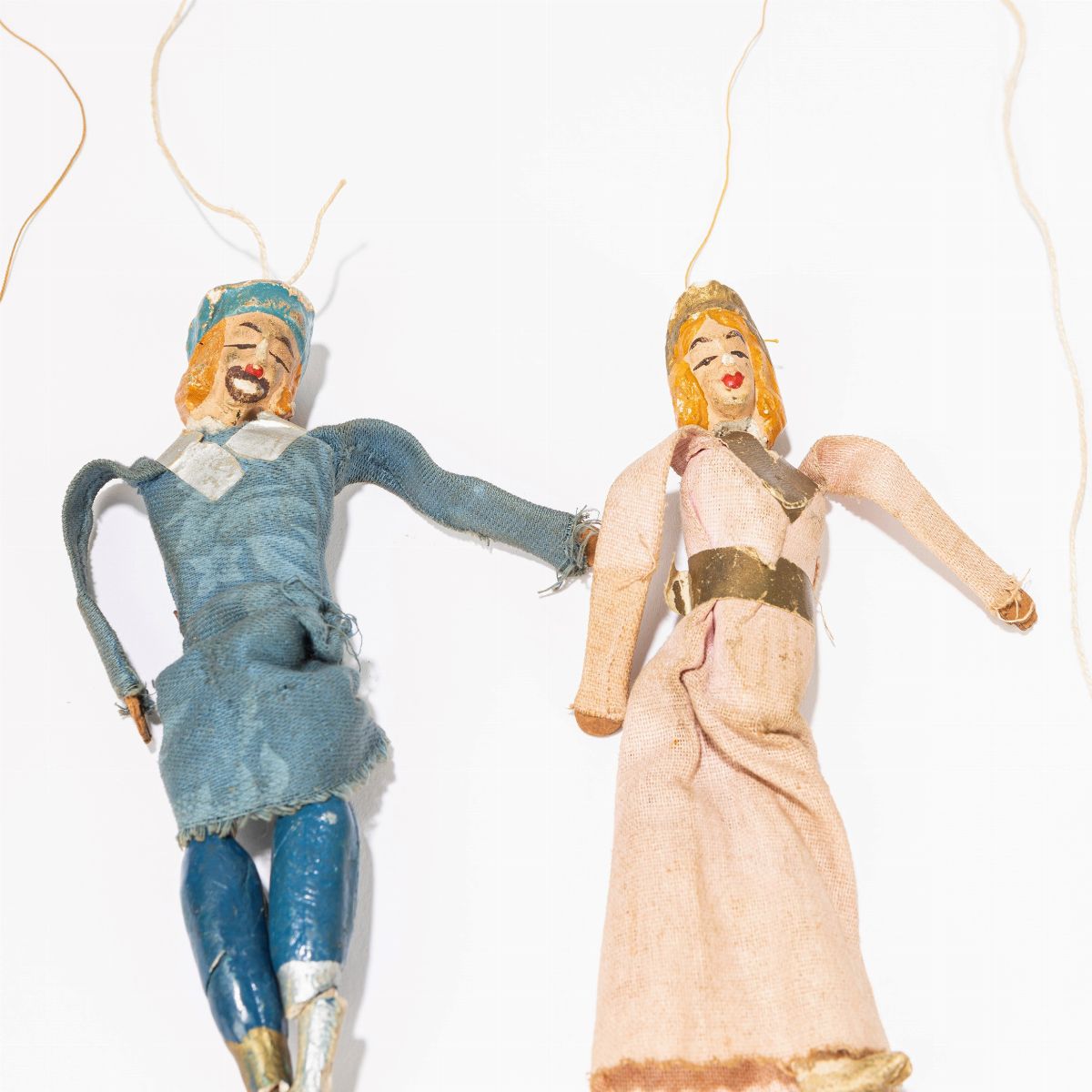Teatro con marionette, legno e tessuto, dotato di 16 figure