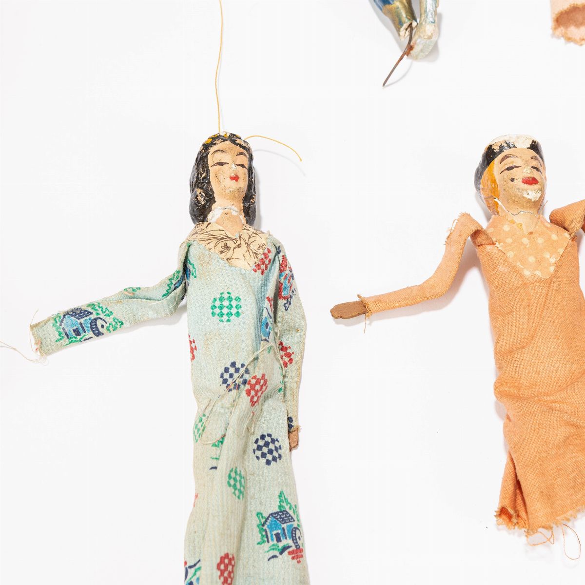 Teatro con marionette, legno e tessuto, dotato di 16 figure