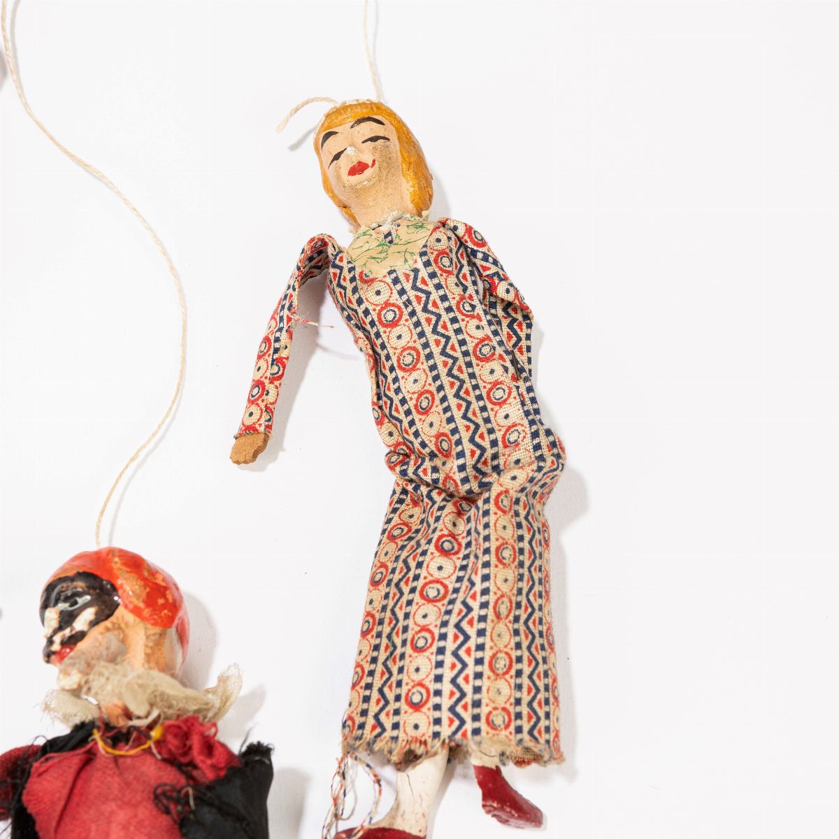 Teatro con marionette, legno e tessuto, dotato di 16 figure
