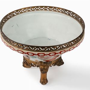 Centrotavola in porcellana policroma montato in bronzo, Giappone, secolo XIX