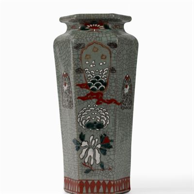 Vaso a Forma Esagonale in Ceramica, Giappone, Periodo Meiji