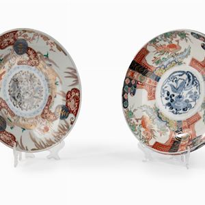 Due piatti Imari in porcellana policroma decorati a motivi zoomorfi e floreali, Giappone fine secolo XIX