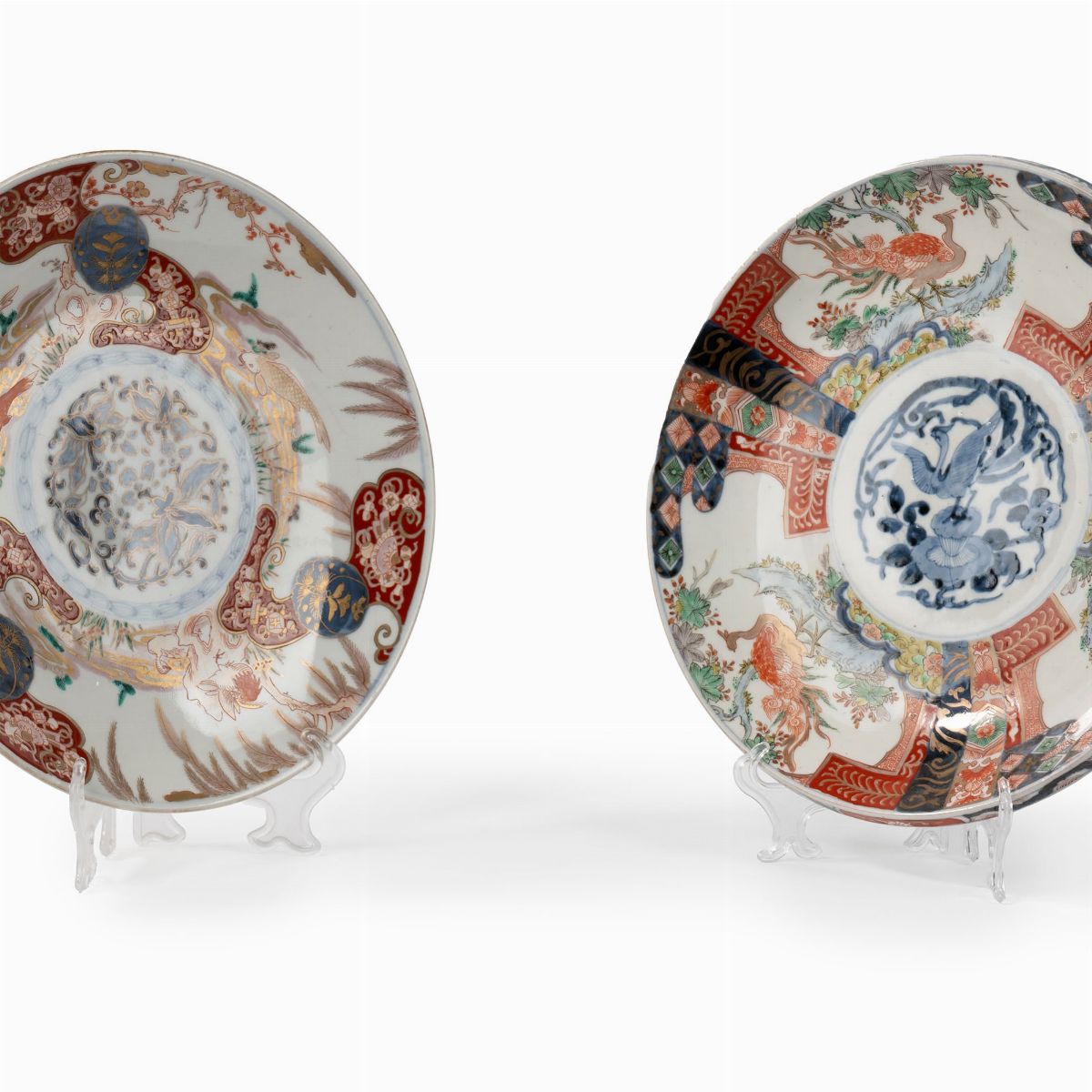 Due Piatti Imari in Porcellana Policroma Decorati a Motivi Zoomorfi e Floreali, Giappone Fine Sec...