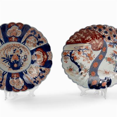Due Piatti Imari in Porcellana Policroma, Giappone, Secoli XIX-XX