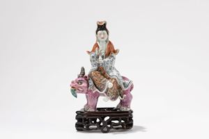 A FAMILLE ROSE PORCELAIN SCULPTURE