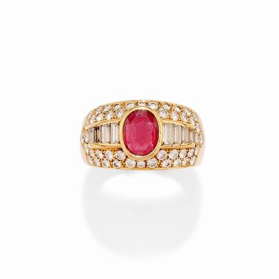 Anello in oro giallo 18k con rubino e diamanti
