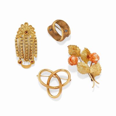 Quattro spille in oro giallo 18k con corallo, zaffiri e pietre rosse