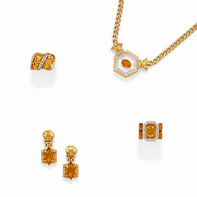 Gioielleria contemporanea, Due anelli, coppia di orecchini e collana con quarzi e diamanti in oro...