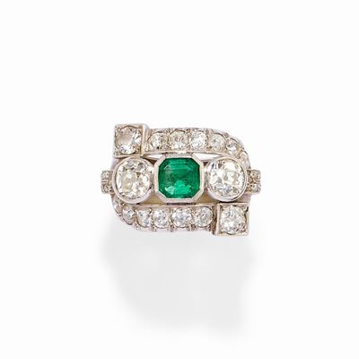 Anello in oro bianco 18k con smeraldo e diamanti, circa 1930