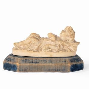 Scultura in stucco raffigurante fanciullo disteso con palmetta, secolo XIX