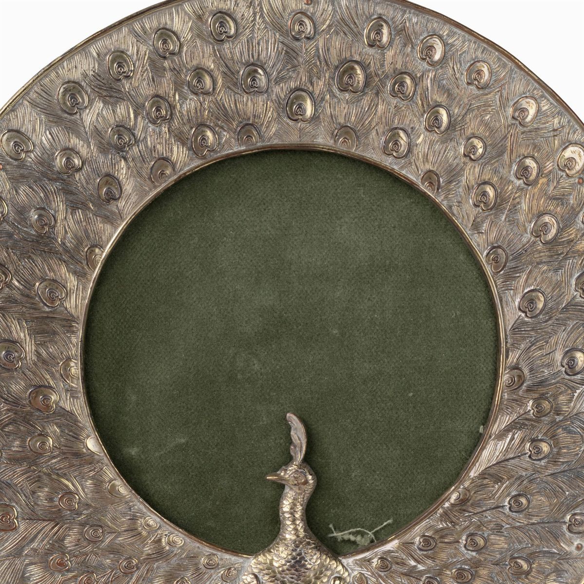 Portafotografie Orientale in Rame Argentato Raffigurante Pavone, Secolo XX