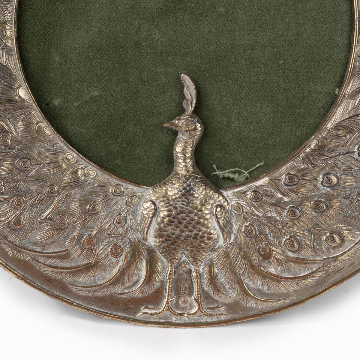 Portafotografie Orientale in Rame Argentato Raffigurante Pavone, Secolo XX