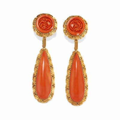 Orecchini pendenti in oro giallo 18k con corallo scolpito