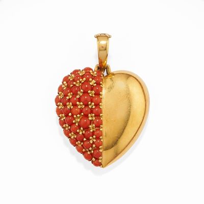 Pendente in oro giallo 18k, decorato con corallo cabochon