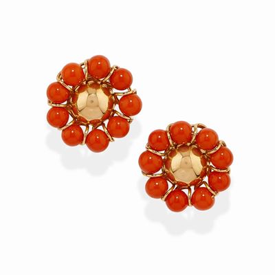 Orecchini in oro giallo 18k con corallo arancione a forma di fiore