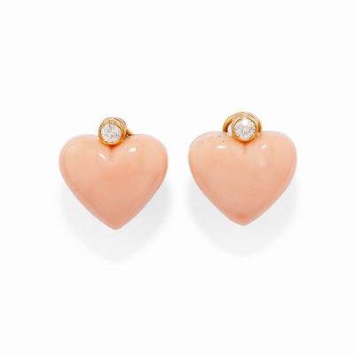 Orecchini in oro giallo 18k con corallo rosa e diamanti