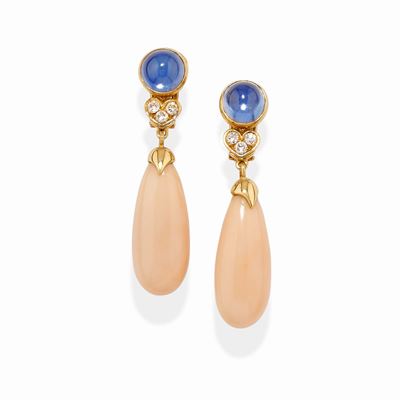 Orecchini pendenti in oro giallo 18k con corallo rosa e zaffiro cabochon