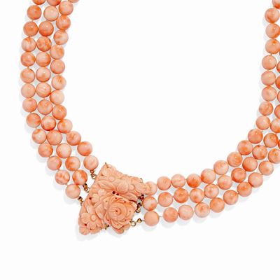 Collana in oro giallo 18k con corallo rosa a tre fili