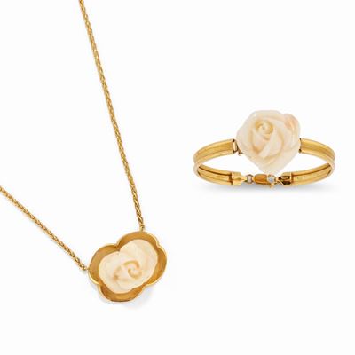 Collana e bracciale in oro giallo 18k con corallo bianco scolpito