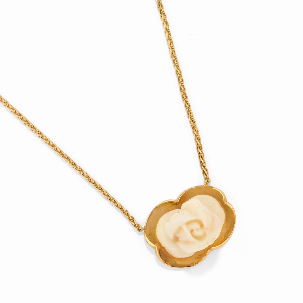 Collana e bracciale in oro giallo 18k con corallo bianco scolpito